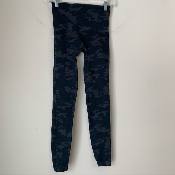 SPANX Look at Me Now Gray Camo Print Size Medium - Picture 2 of 8